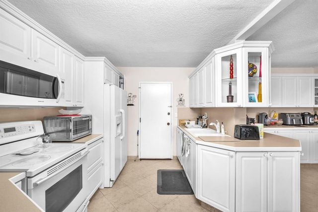 800 NE 195th Street 601, Miami, FL 33179