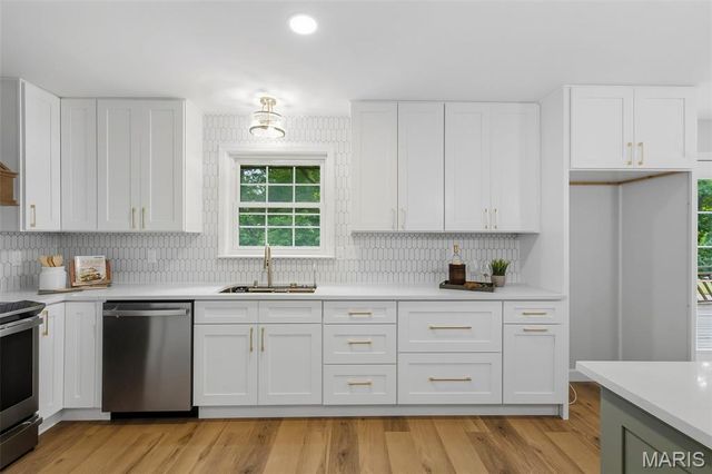 1674 Old Baxter Road, Chesterfield, MO 63017
