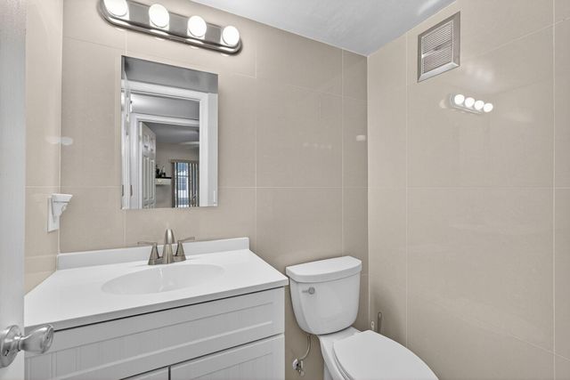 144 Dorchester G, West Palm Beach, FL 33417