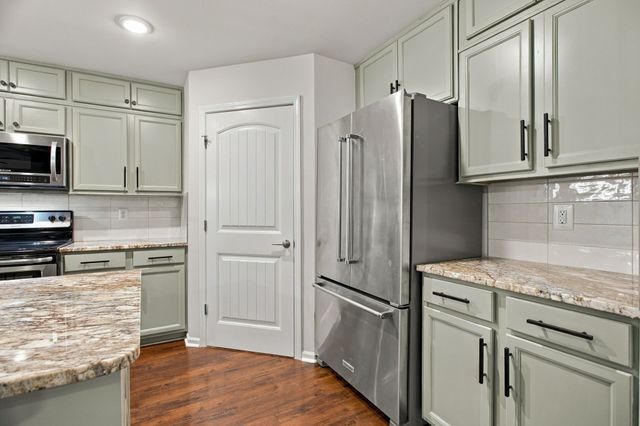 1240 Oxford Village Cv, Columbia, TN 38401