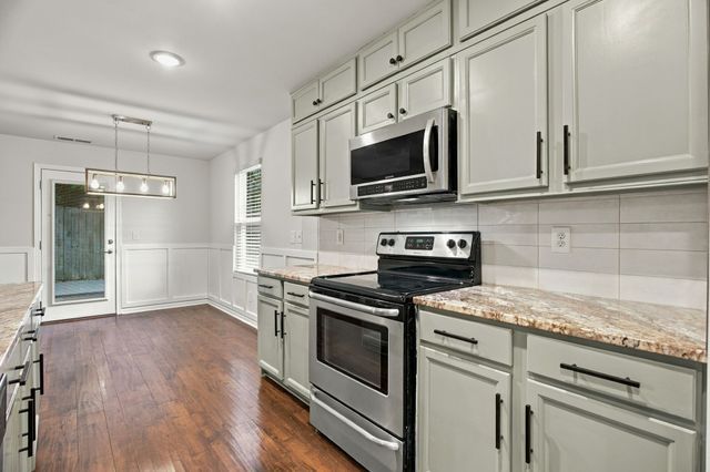 1240 Oxford Village Cv, Columbia, TN 38401