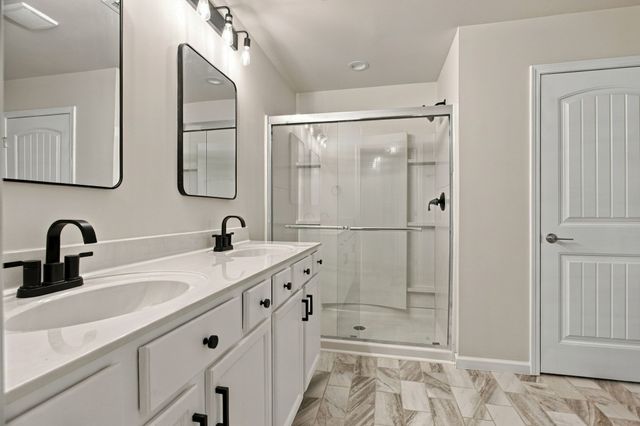 1240 Oxford Village Cv, Columbia, TN 38401
