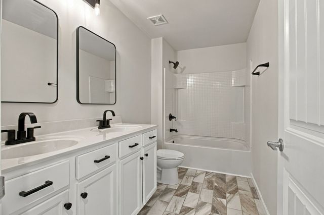 1240 Oxford Village Cv, Columbia, TN 38401