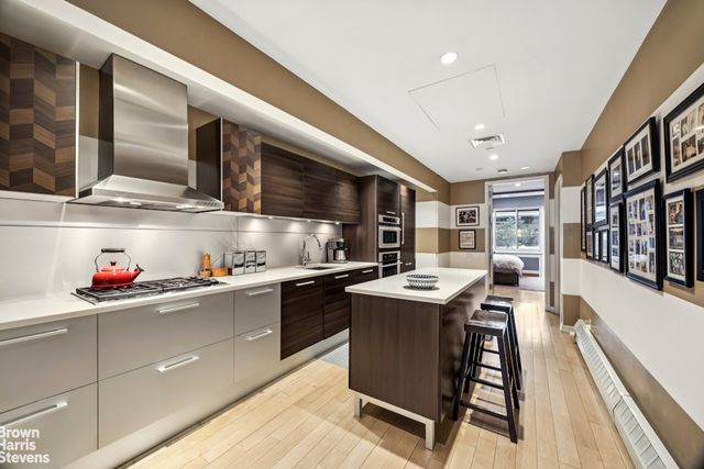 534 W 42nd St Apt 2, New York City, NY 10036