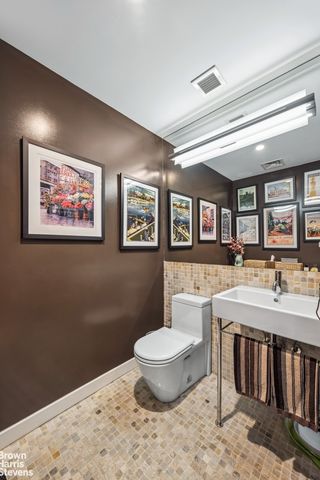 534 W 42nd St Apt 2, New York City, NY 10036