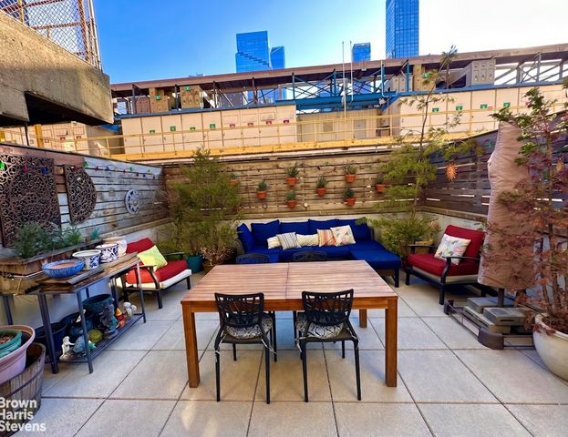 534 W 42nd St Apt 2, New York City, NY 10036