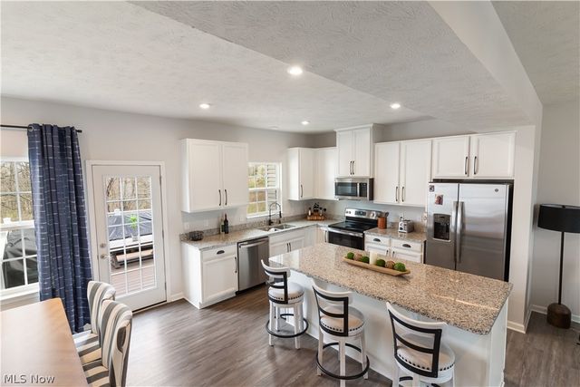 4037 N Steels Circle, Cuyahoga Falls, OH 44224