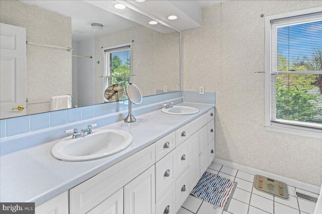 5 PINEWOOD COURT, West Windsor, NJ 08550
