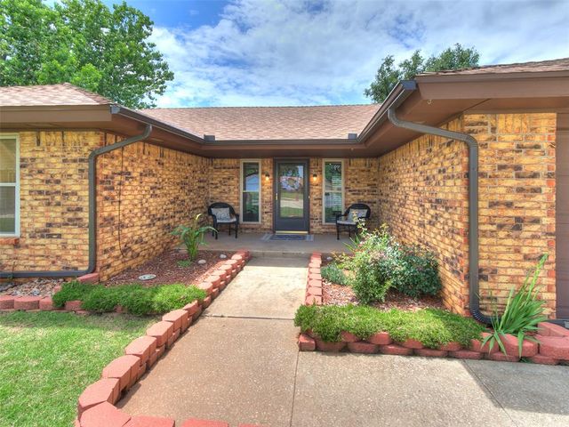 1813 Greenway Court, Yukon, OK 73099