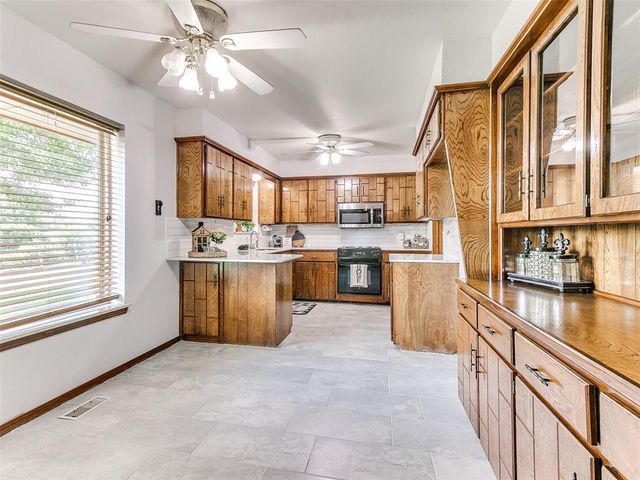 1813 Greenway Court, Yukon, OK 73099