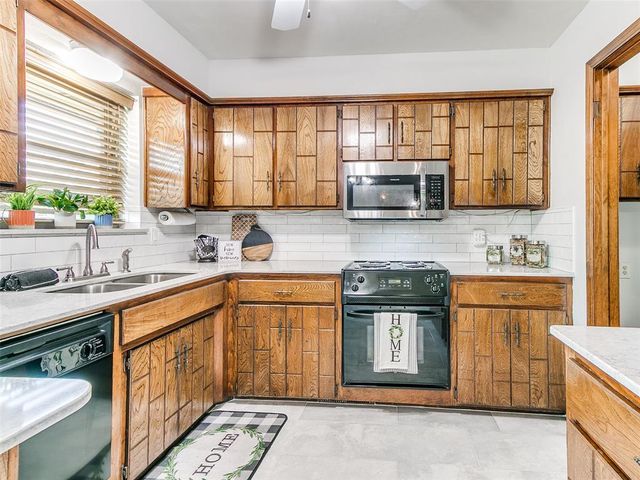 1813 Greenway Court, Yukon, OK 73099
