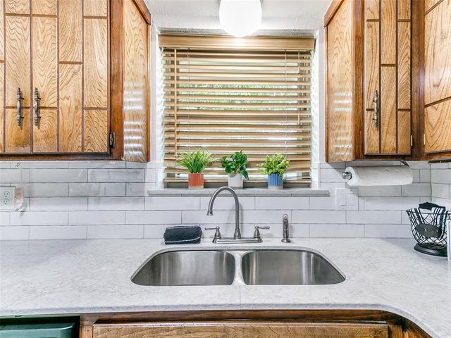 1813 Greenway Court, Yukon, OK 73099