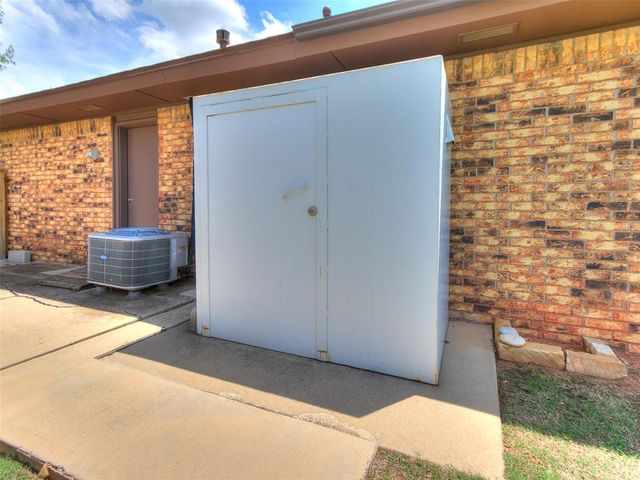 1813 Greenway Court, Yukon, OK 73099