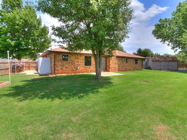 1813 Greenway Court, Yukon, OK 73099