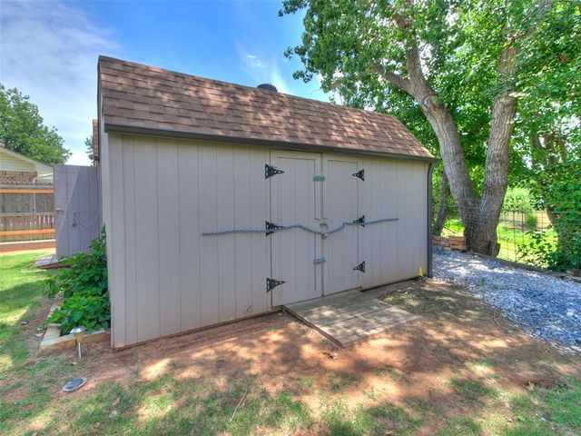 1813 Greenway Court, Yukon, OK 73099