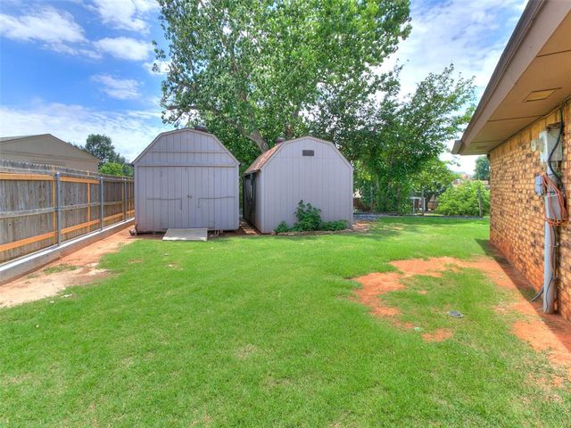 1813 Greenway Court, Yukon, OK 73099