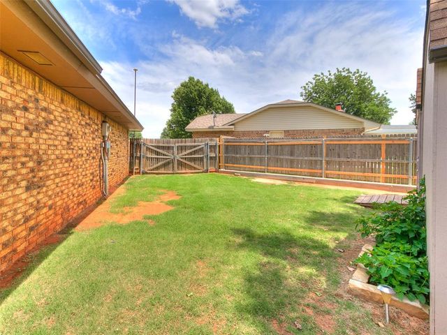 1813 Greenway Court, Yukon, OK 73099