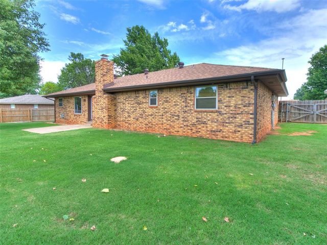 1813 Greenway Court, Yukon, OK 73099