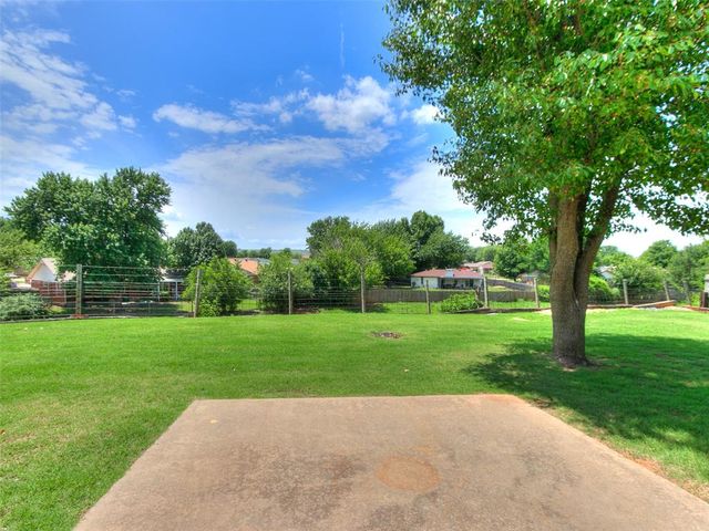 1813 Greenway Court, Yukon, OK 73099