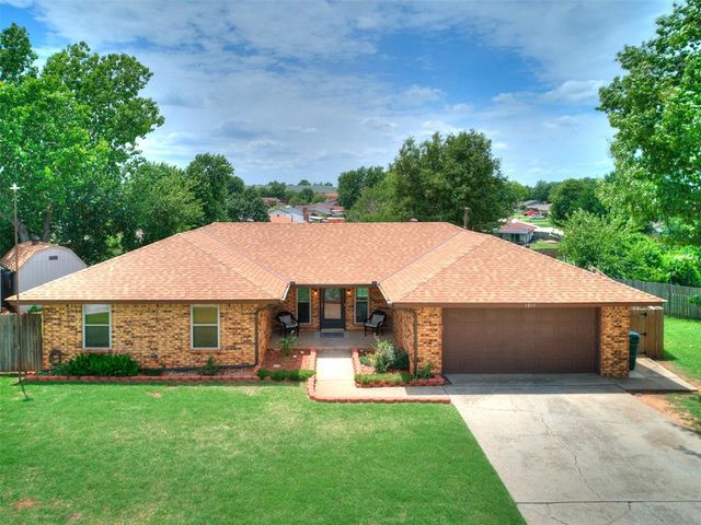 1813 Greenway Court, Yukon, OK 73099