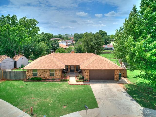 1813 Greenway Court, Yukon, OK 73099
