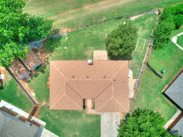 1813 Greenway Court, Yukon, OK 73099