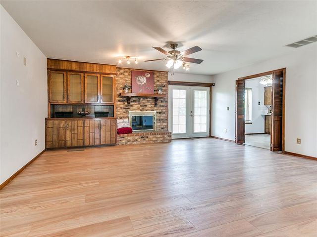 1813 Greenway Court, Yukon, OK 73099