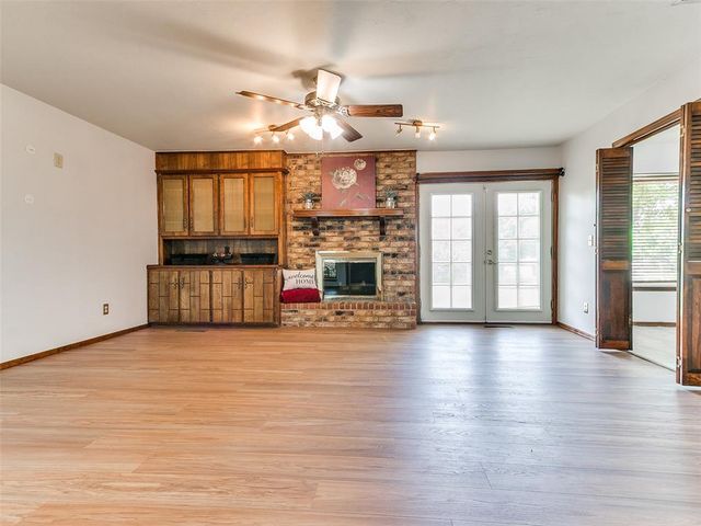 1813 Greenway Court, Yukon, OK 73099