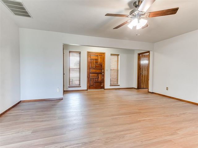 1813 Greenway Court, Yukon, OK 73099
