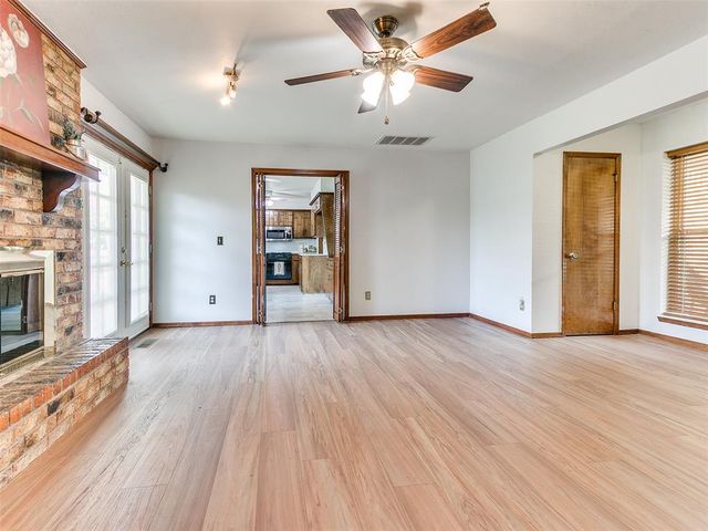 1813 Greenway Court, Yukon, OK 73099
