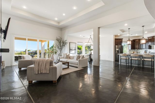 702 W Cresta Loma Drive, Tucson, AZ 85704