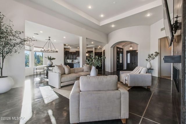 702 W Cresta Loma Drive, Tucson, AZ 85704
