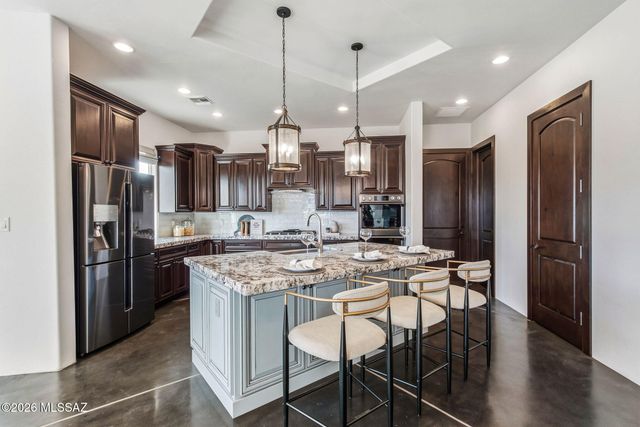702 W Cresta Loma Drive, Tucson, AZ 85704