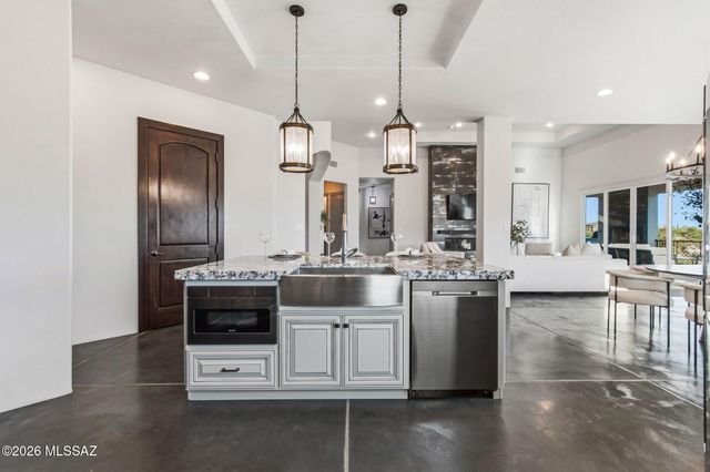 702 W Cresta Loma Drive, Tucson, AZ 85704