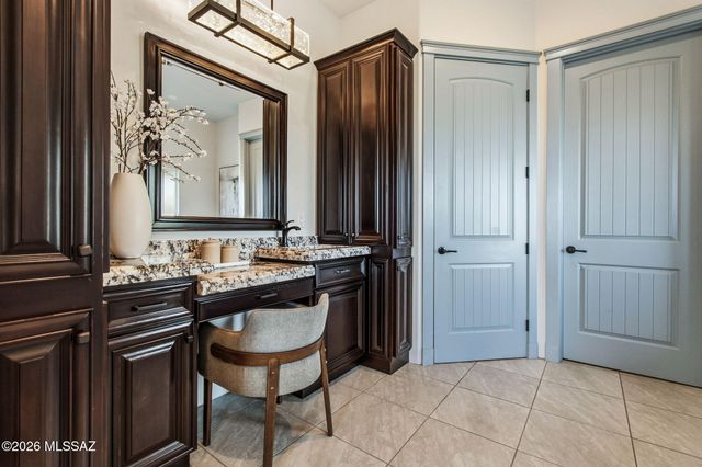 702 W Cresta Loma Drive, Tucson, AZ 85704