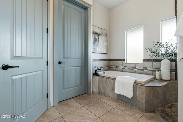702 W Cresta Loma Drive, Tucson, AZ 85704