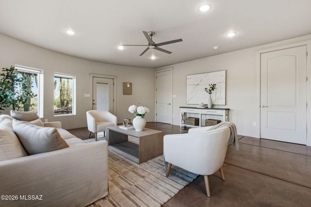 702 W Cresta Loma Drive, Tucson, AZ 85704