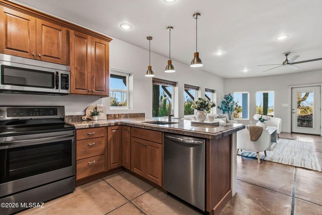 702 W Cresta Loma Drive, Tucson, AZ 85704