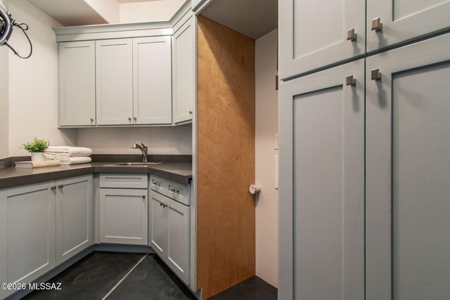 702 W Cresta Loma Drive, Tucson, AZ 85704