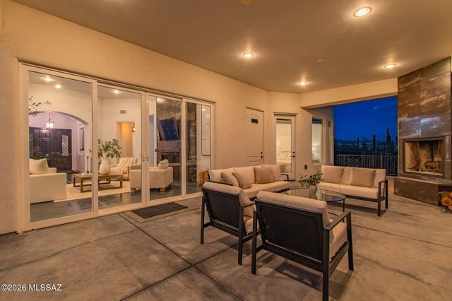 702 W Cresta Loma Drive, Tucson, AZ 85704