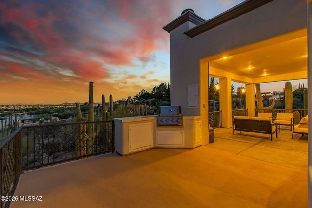 702 W Cresta Loma Drive, Tucson, AZ 85704