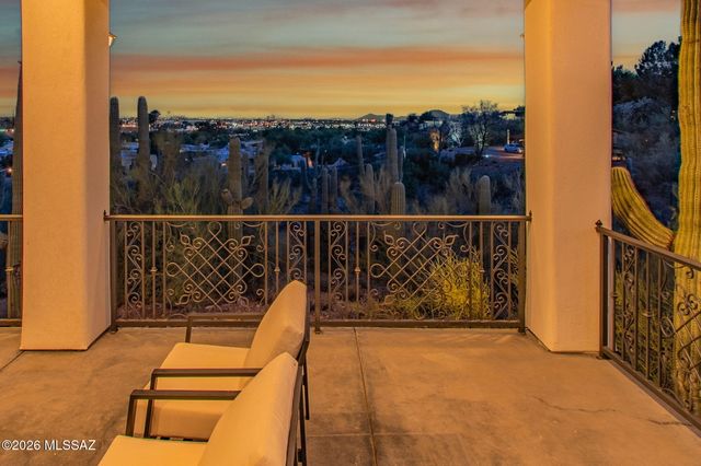 702 W Cresta Loma Drive, Tucson, AZ 85704