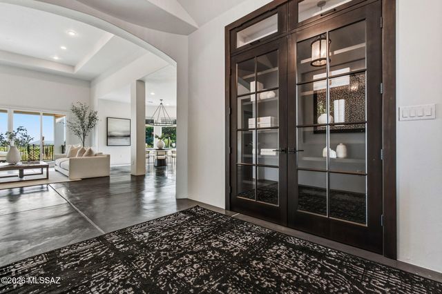 702 W Cresta Loma Drive, Tucson, AZ 85704