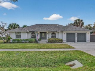 2264 Outrigger LN, Naples, FL 34104