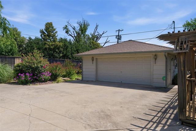 1205 Marlboro Lane, Nichols Hills, OK 73116
