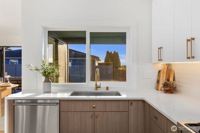 6710 N Parkview Lane, Tacoma, WA 98407