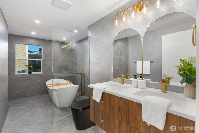 6710 N Parkview Lane, Tacoma, WA 98407