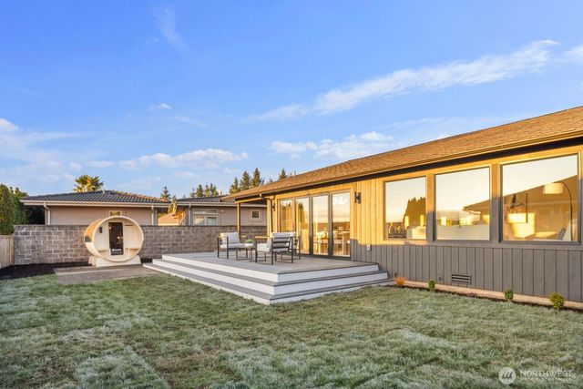 6710 N Parkview Lane, Tacoma, WA 98407