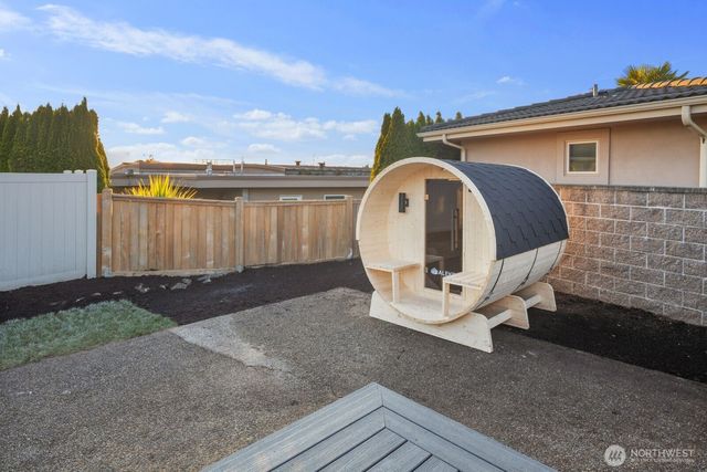 6710 N Parkview Lane, Tacoma, WA 98407