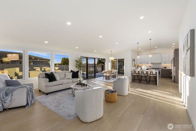 6710 N Parkview Lane, Tacoma, WA 98407